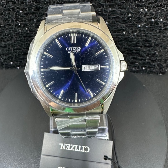 Men's NWT Citizen Midnith face w/Date and Silver Bezel Leading to a Silver Band - Picture 7 of 7